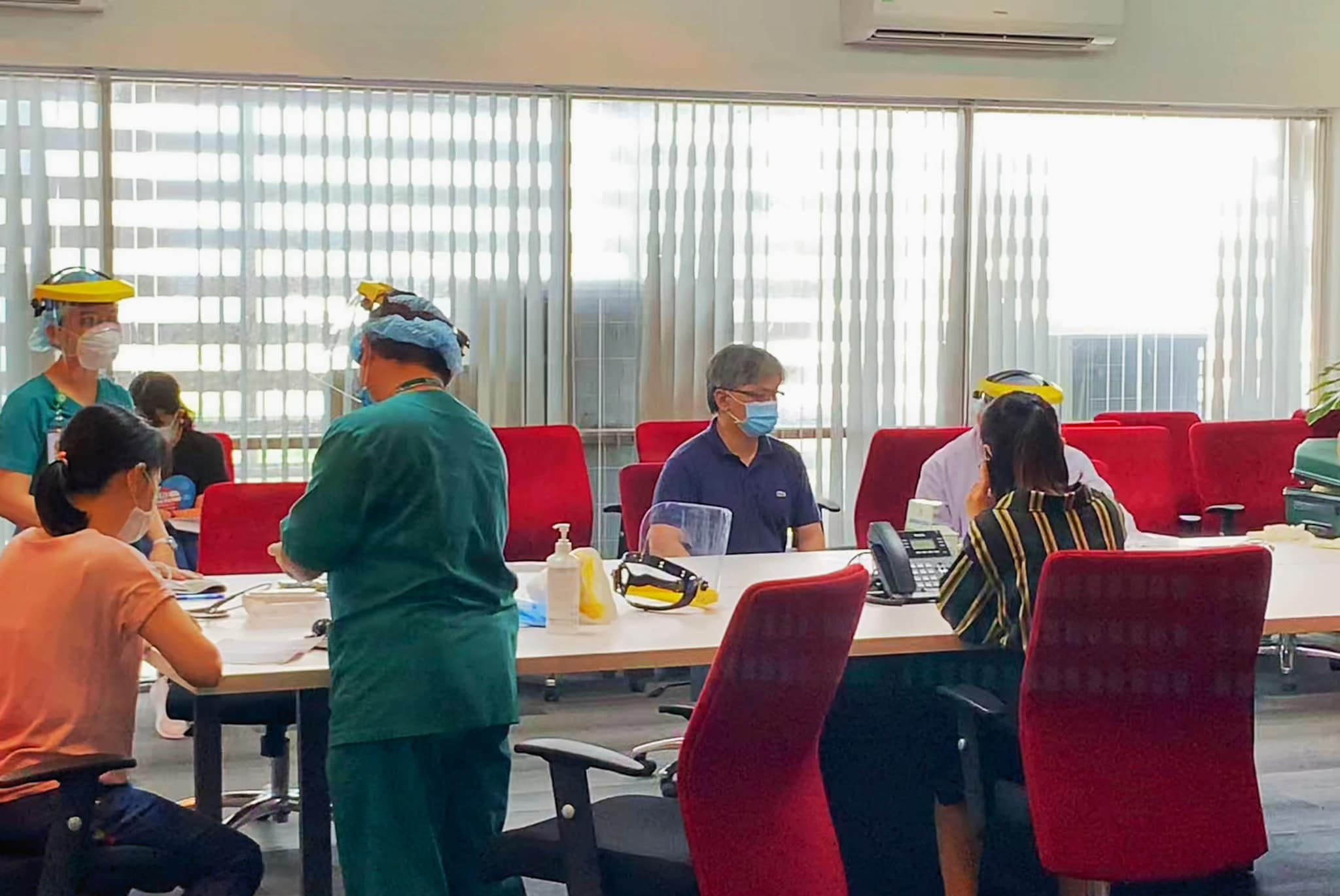 Tại tòa nhà Helios: Các nhân viên y tế đang khám sàng lọc trước tiêm cho nhân viên công ty Hitachi Vantara Vietnam