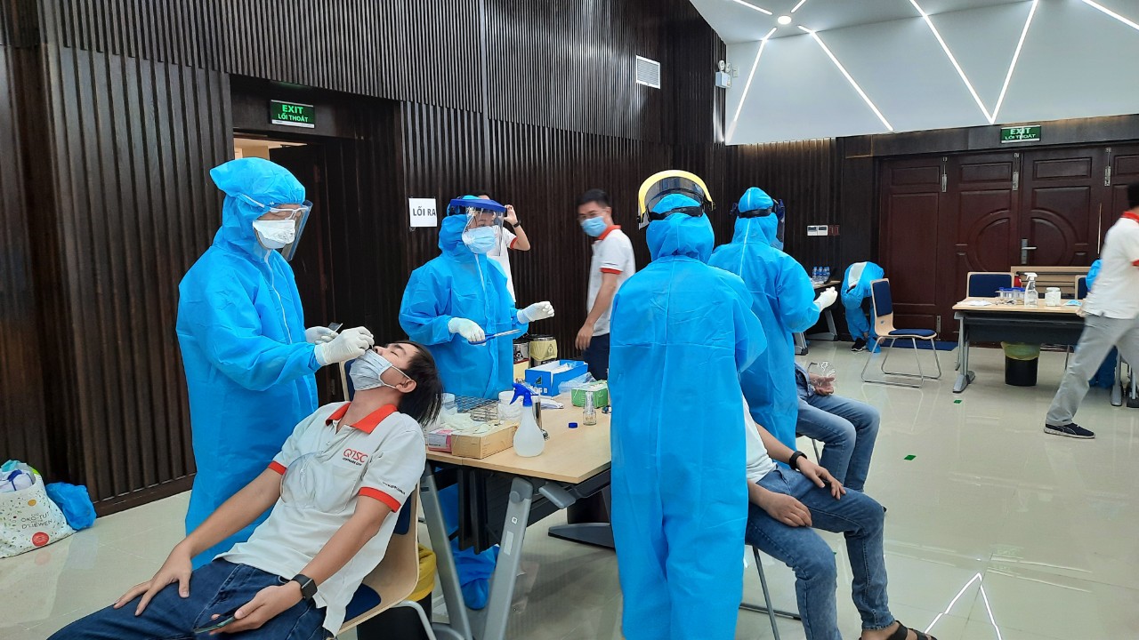 Medical staff took samples in groups