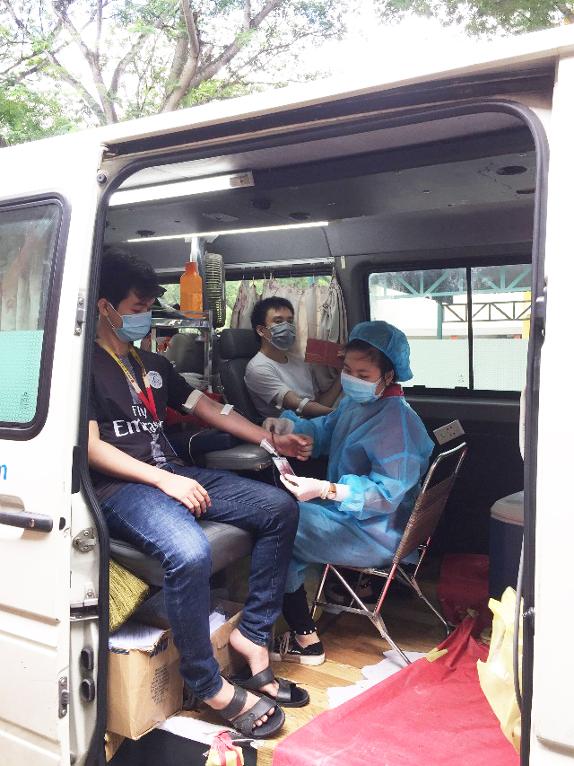 Hình 3,4: Các tình nguyện viên được lấy máu tại xe lưu động của Hội Chữ thập đỏ