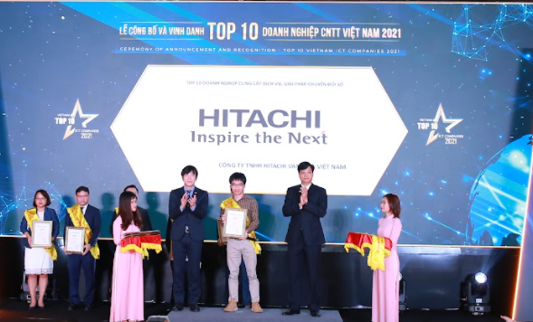Hình 3: Công ty Hitachi Vantara Việt Nam được vinh danh tại “Top 10 Doanh nghiệp cung cấp dịch vụ, giải pháp Chuyển đổi số”