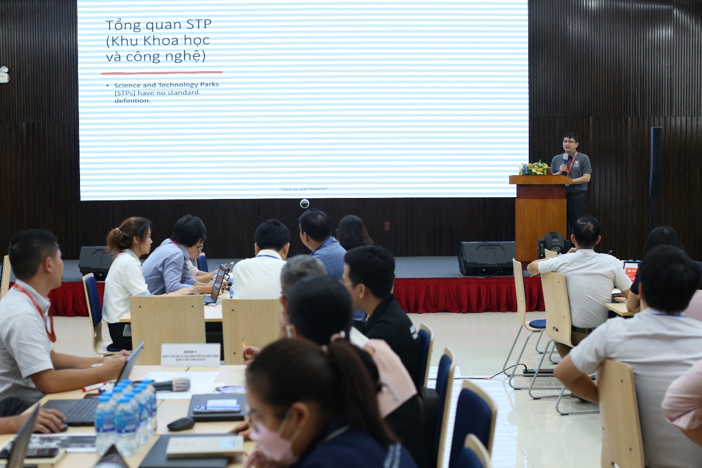 Ông Lâm Nguyễn Hải Long, Giám đốc QTSC chia sẻ về “Mô hình và định hướng phát triển các Khu Công nghệ trên Thế giới” trong chuyên đề đầu tiên của chương trình tập huấn
