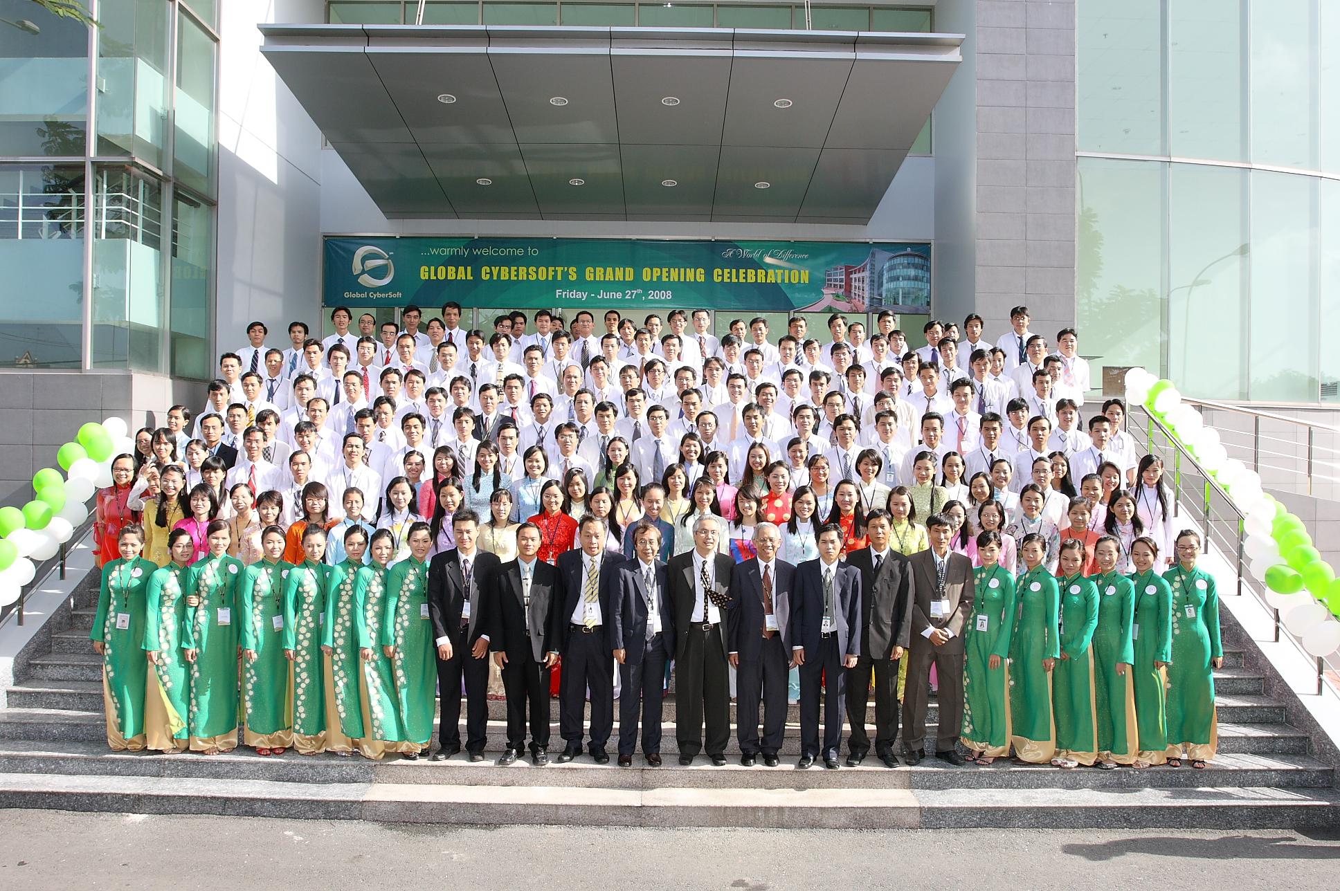 Ban Giám đốc và nhân viên GCS trong lễ khai trương văn phòng mới tại tòa nhà Helios – Khu Công viên phần mềm Quang Trung (QTSC)