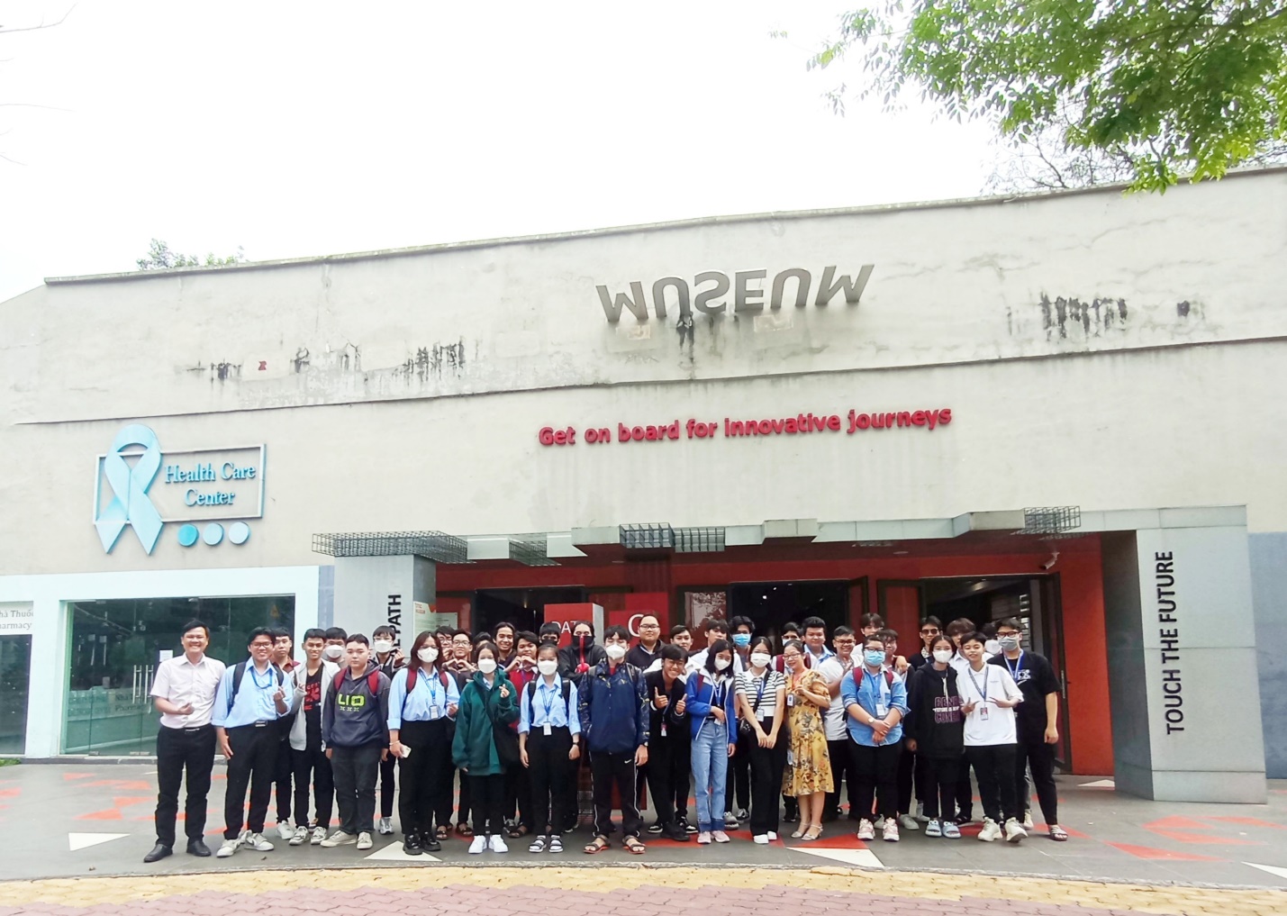 Students took souvenir photo in front of the museum