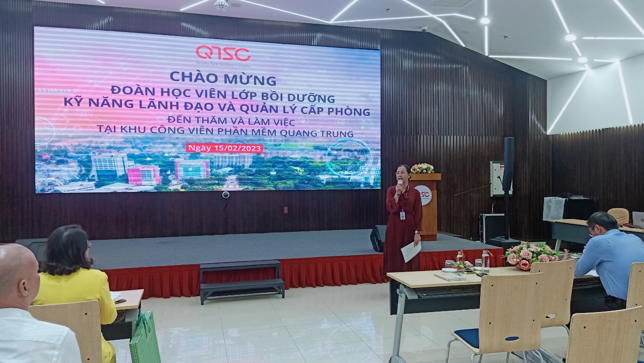 Bà Phạm Thị Kim Phượng, Phó Giám đốc QTSC phát biểu chào mừng đoàn học viên