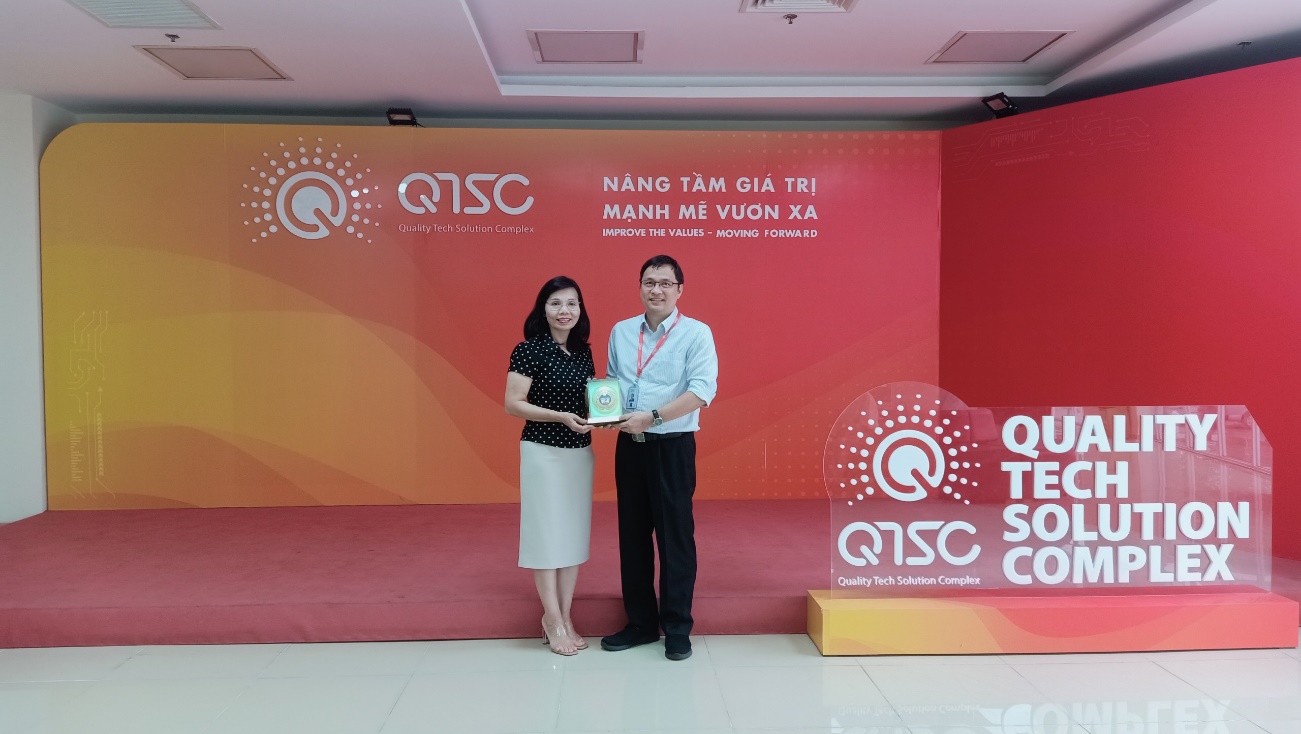 Đại diện đoàn công tác, GS.TS. Trần Thị Vân Hoa tặng biểu trưng kỷ niệm cho lãnh đạo QTSC, ông Lâm Nguyễn Hải Long – Giám đốc công ty