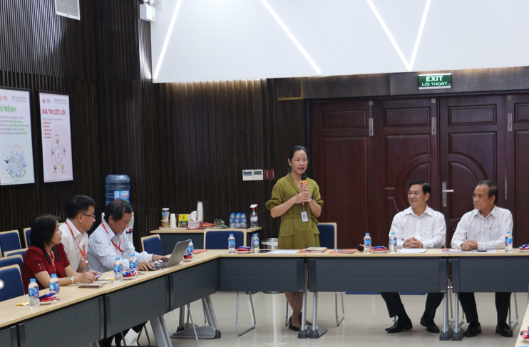 Bà Phạm Thị Kim Phượng, Phó Giám đốc QTSC giới thiệu chương trình làm việc với đoàn đại biểu