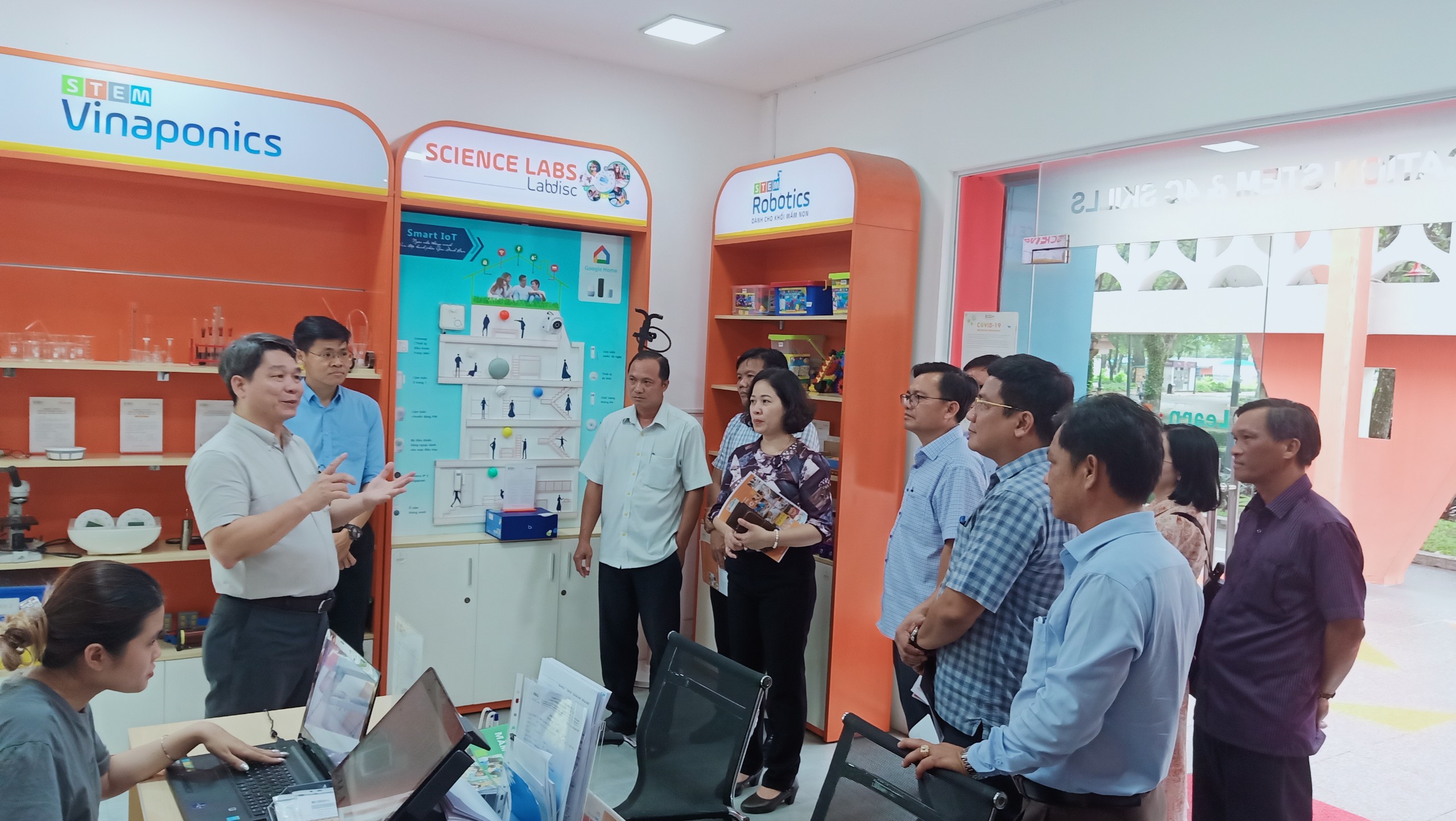 Ông Hà Duy Bình – Giám đốc trung tâm đào tạo STEAMZone giới thiệu với đoàn cán bộ về mô hình dạy và học STEM