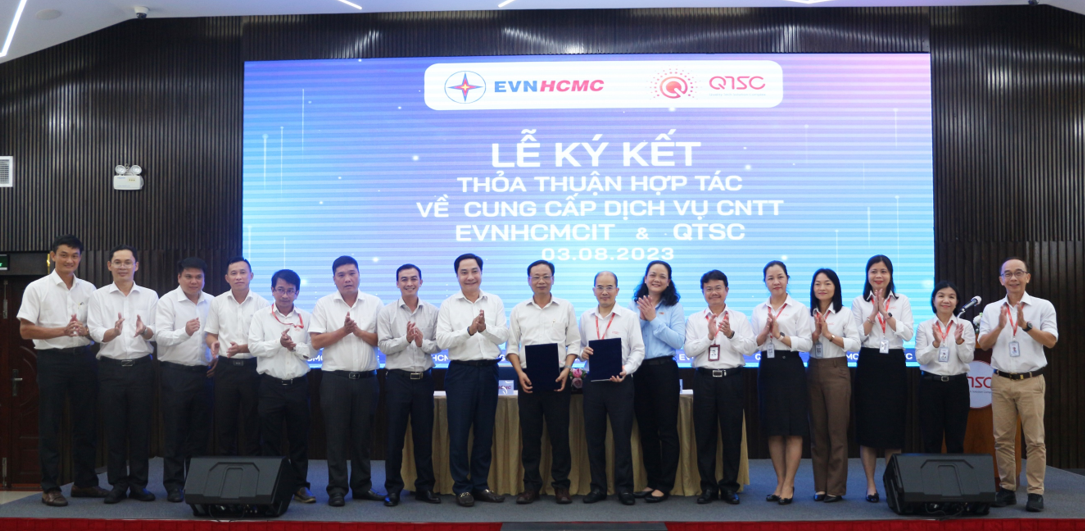 The representatives of the two parties, Mr. Le Vu Hoang – CEO of EVNHCMCIT and Mr. Vu Quang – Deputy CEO of QTSC, jointly signed the MOU on supplying IT services