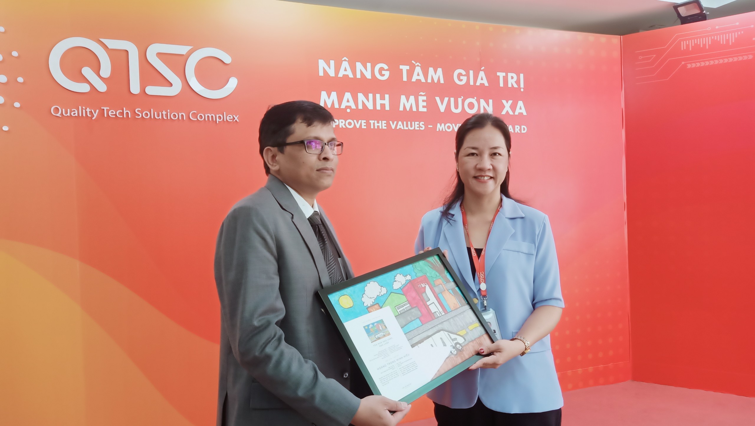 Ms. Pham Thi Kim Phuong gave a souvenir gift for the delegation’s representative