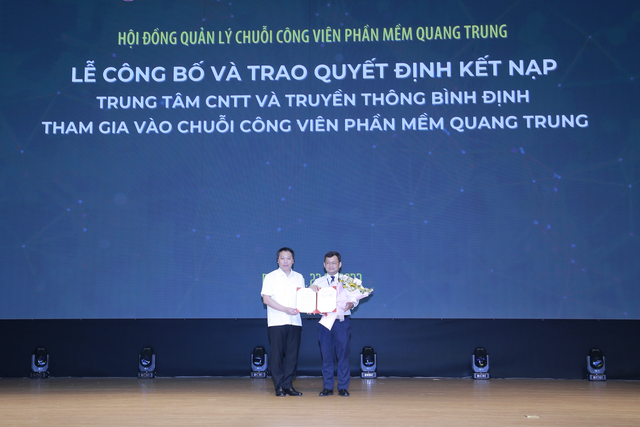 Lãnh đạo Bộ TT&TT công bố và trao Quyết định của Thủ tướng Chính phủ kết nạp Trung tâm Công nghệ thông tin và Truyền thông Bình Định là thành viên Chuỗi Công viên phần mềm Quang Trung