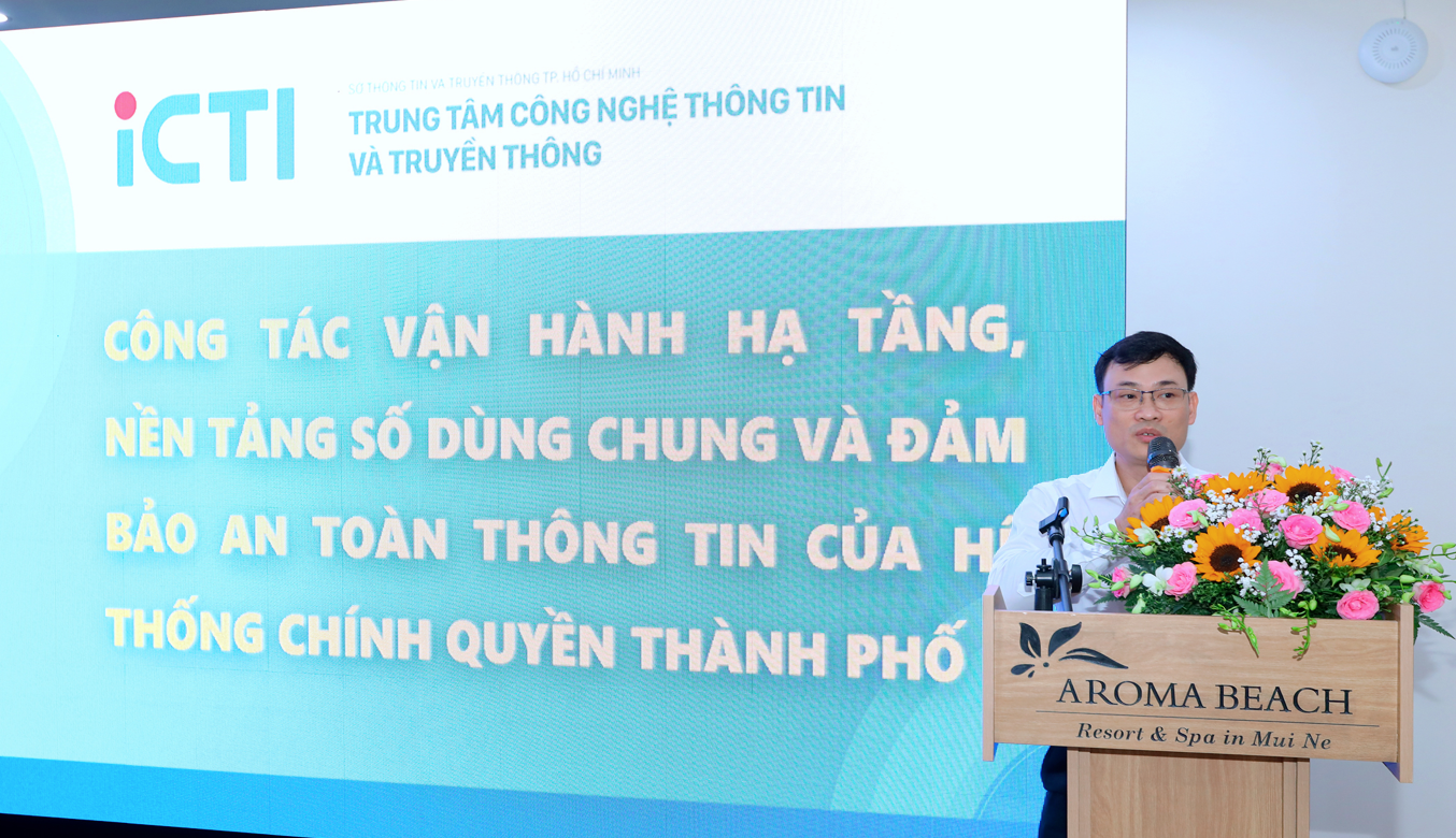 Ông Nguyễn Đức Chung – Giám đốc Trung tâm CNTT-TT TP.HCM trình bày tham luận “Công tác vận hành hạ tầng, nền tảng số dùng chung và đảm bảo an toàn thông tin của hệ thống chính quyền thành phố”