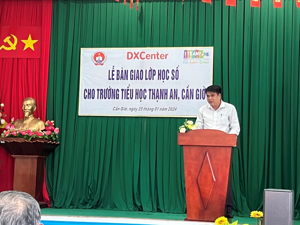 Mr. Phan Phuong Tung – CEO of DXCenter at the ceremony