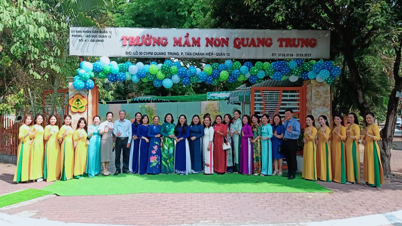 Bà Phạm Thị Kim Phượng – Phó Giám đốc QTSC chụp hình lưu niệm cùng đại diện lãnh đạo Sở ngành, UBND Quận 12 và Nhà trường