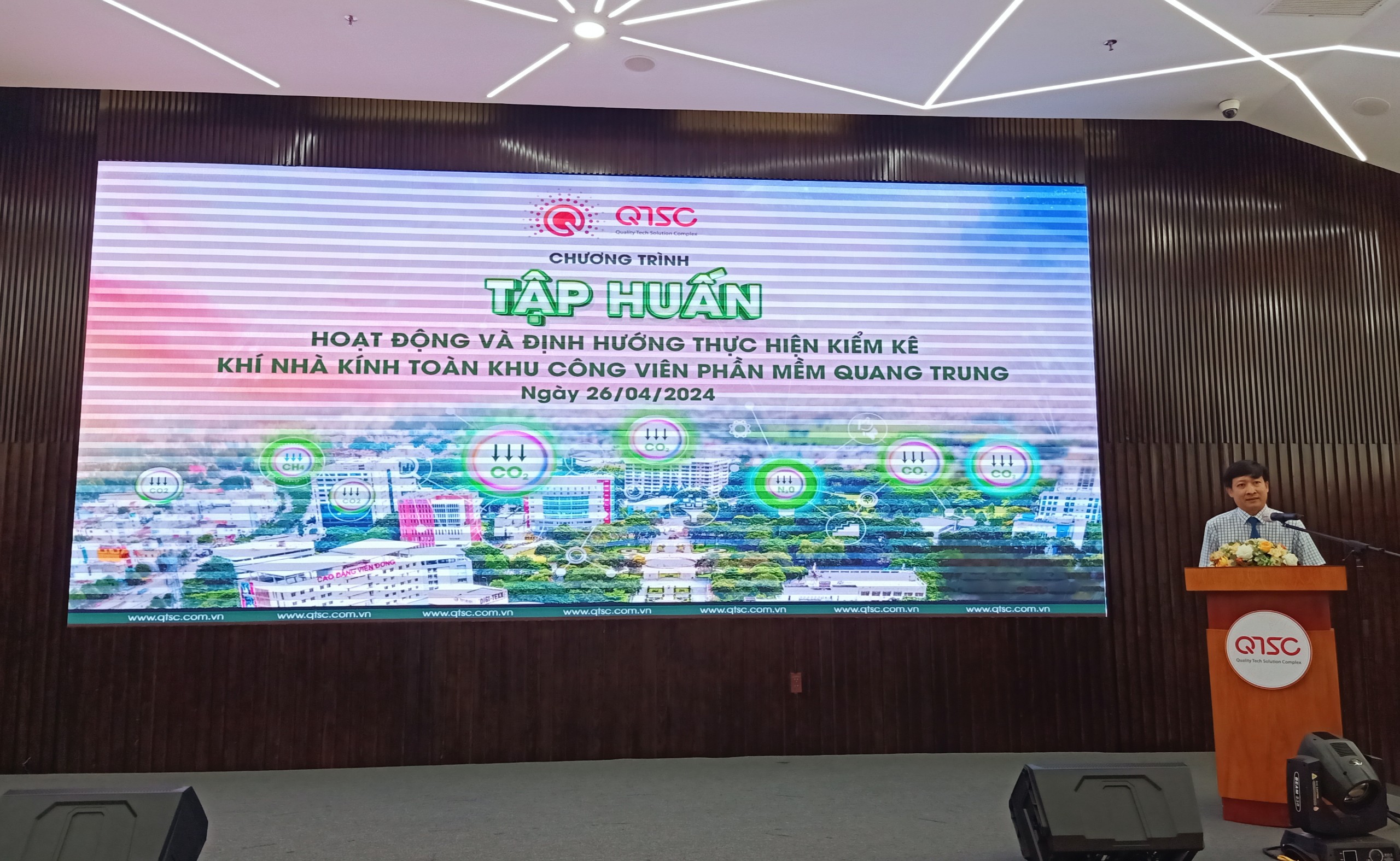 Mr. Huynh Tan Dat, GHG expert, Director of Le Huynh Environmental Technology Company Limited, introduced the training topics