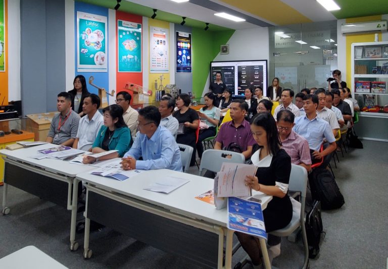 Hình 1: Các thầy cô của huyện Cần Giờ, TPHCM tham gia hội thảo