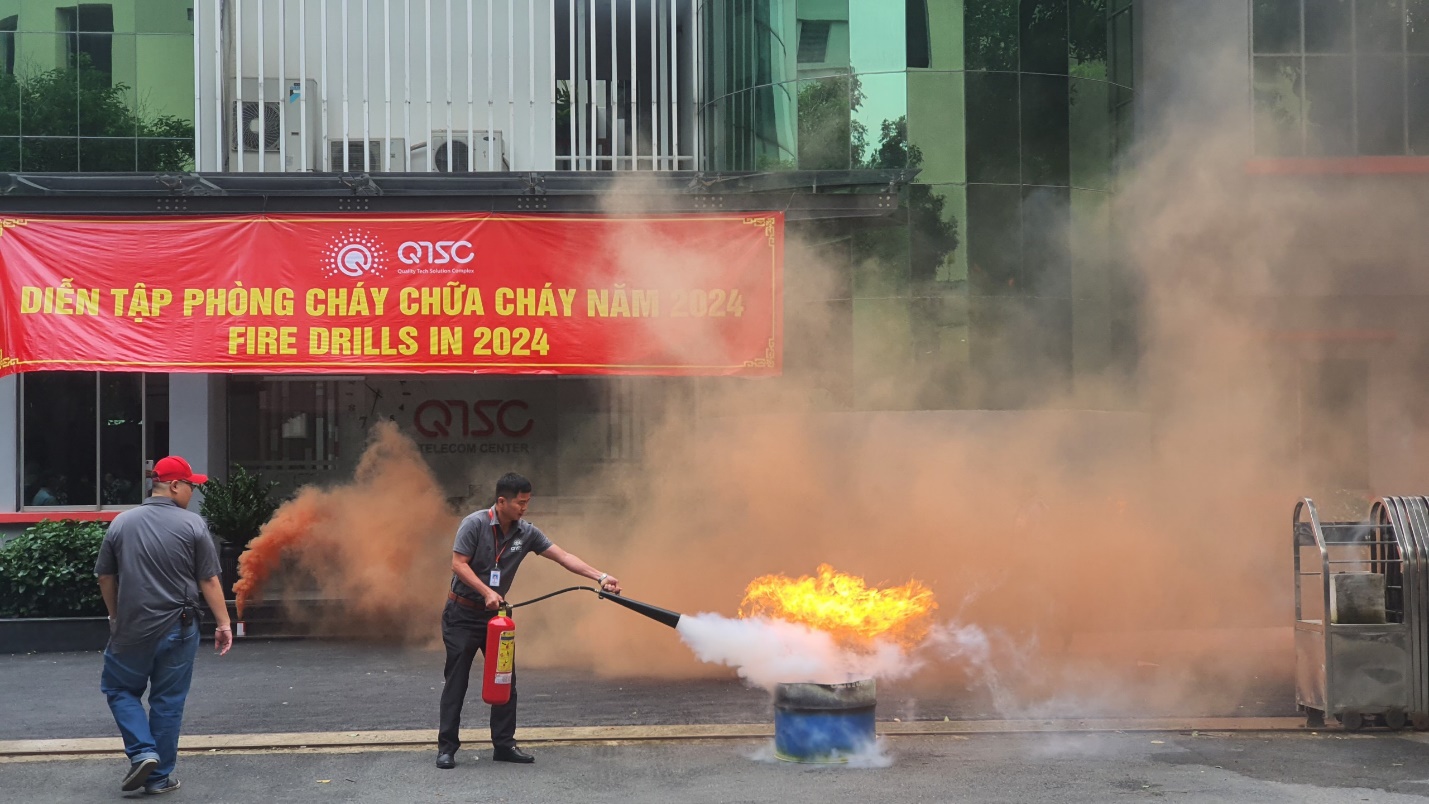 The fire prevention forces using CO2 fire extinguishers