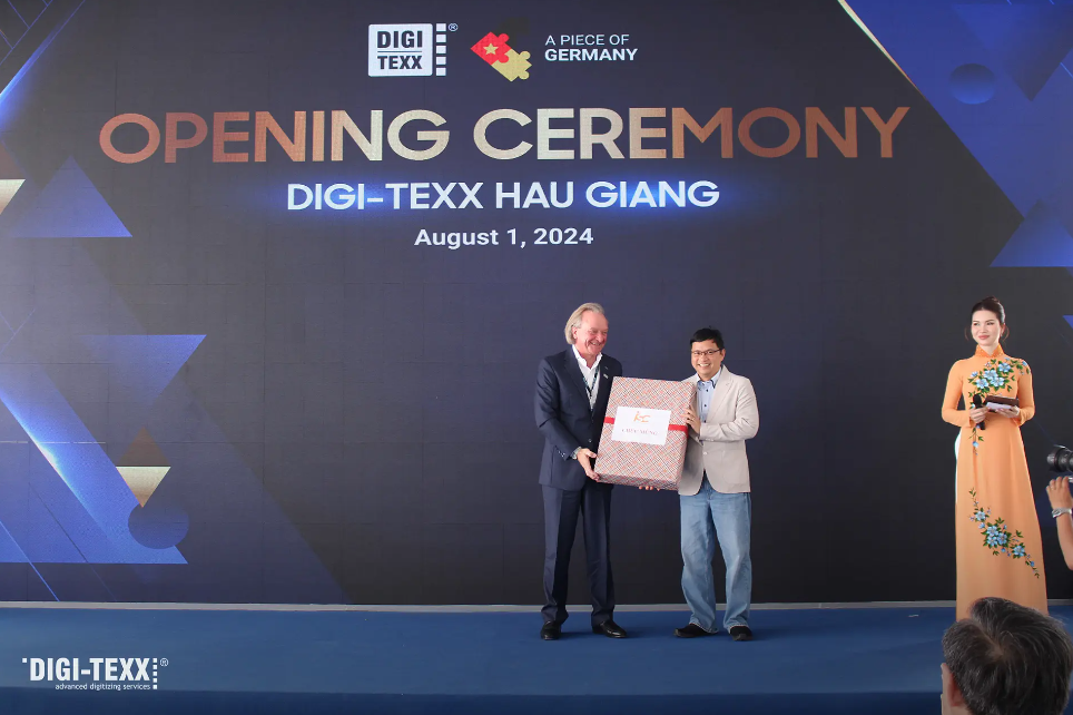 Lam Nguyen Hai Long presents a congratulatory gift from the Innovation Service Center to DIGI-TEXX VIETNAM