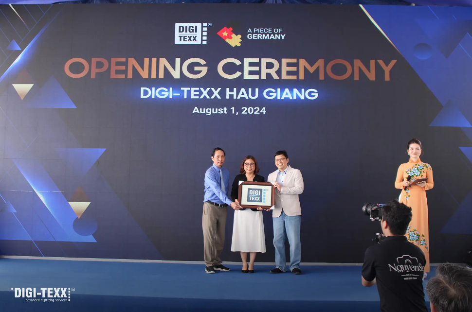 Vu Tuan Anh – General Secretary of Ho Chi Minh City Information Technology Association (HCA) and Lam Nguyen Hai Long – Chairman of HCA present a congratulatory gift to DIGI-TEXX VIETNAM