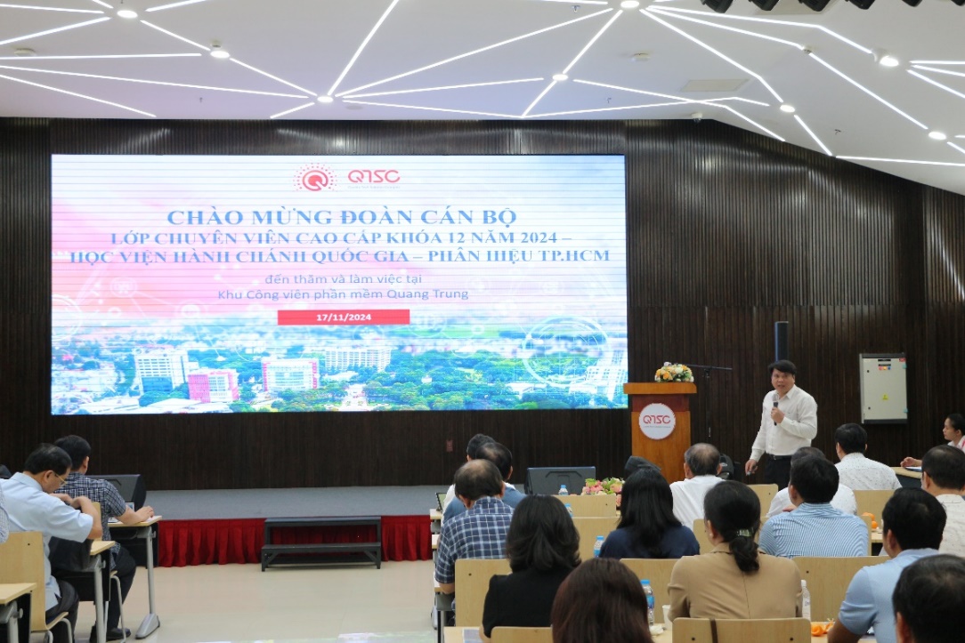 Ông Phan Phương Tùng – Giám đốc Trung tâm Hỗ trợ và Tư vấn Chuyển đổi số TPHCM (DXCenter) giới thiệu mô hình phát triển QTSC