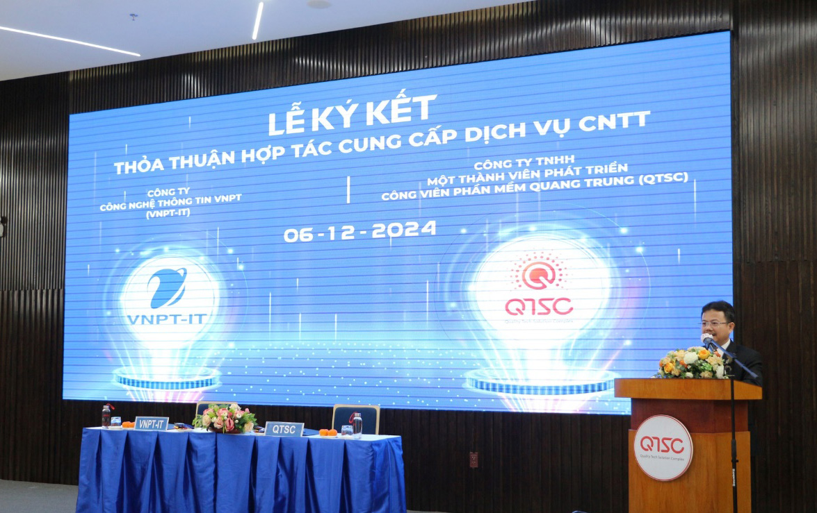 Mr. Tran Huu Dung – CEO of QTSC, giving a speech at the signing ceremony