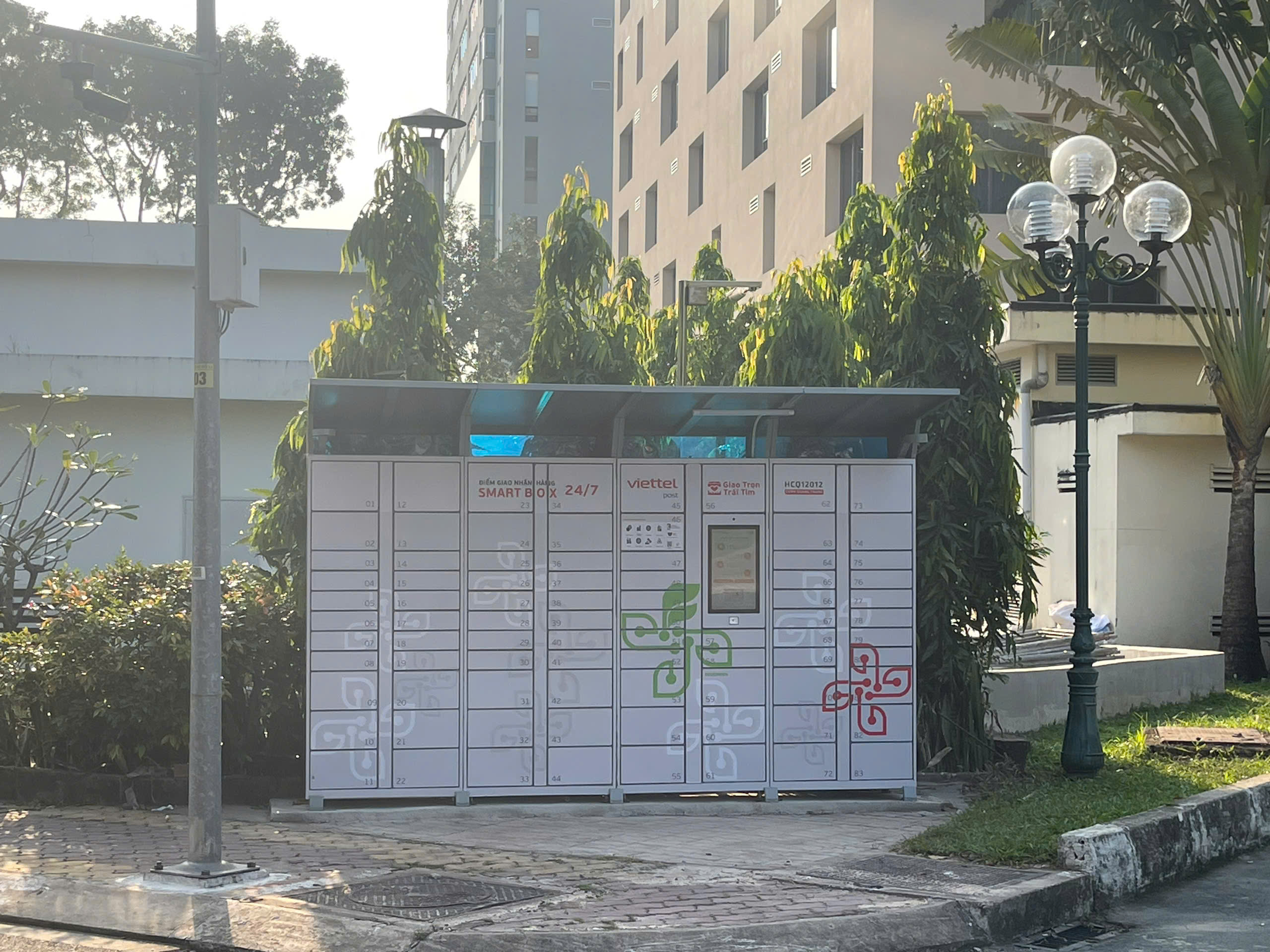 Tủ giao hàng tự động SmartBox đặt phía trước tòa nhà QTSC Building 1