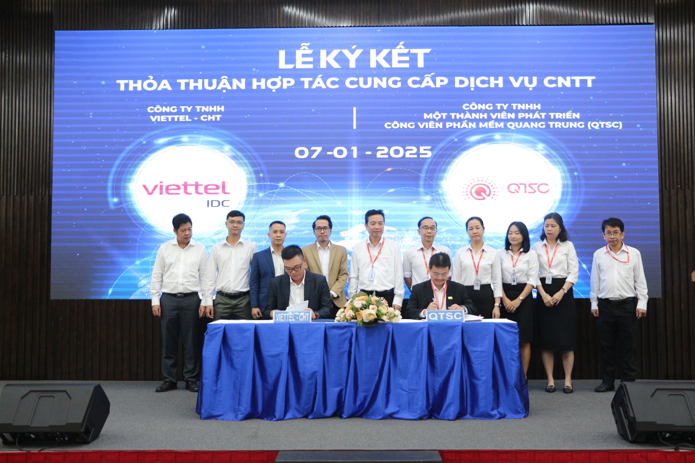 Đại diện lãnh đạo QTSC và Viettel – CHT tiến hành ký kết thỏa thuận hợp tác